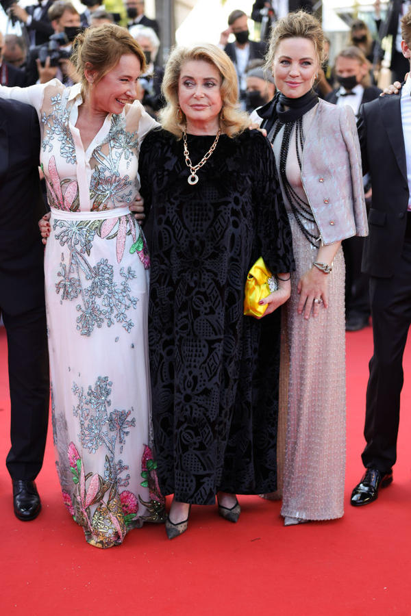 Перенесшая инсульт Катрин Денев прошлась по красной дорожке в Каннах