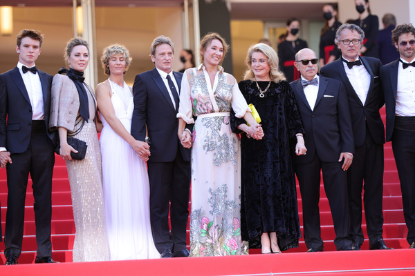Перенесшая инсульт Катрин Денев прошлась по красной дорожке в Каннах