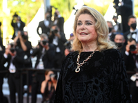 Перенесшая инсульт Катрин Денев прошлась по красной дорожке в Каннах