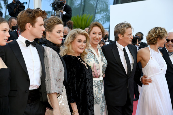 Перенесшая инсульт Катрин Денев прошлась по красной дорожке в Каннах