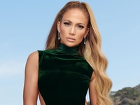 Чиносы - идеальный выбор в жару: модный пример от Джей Ло