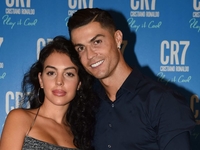 Что носит невеста самого богатого футболиста на планете в Каннах?