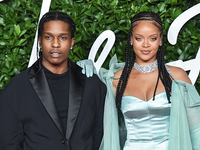 Рианна и ее бойфренд устроили свидание на балконе в эпатажных образах