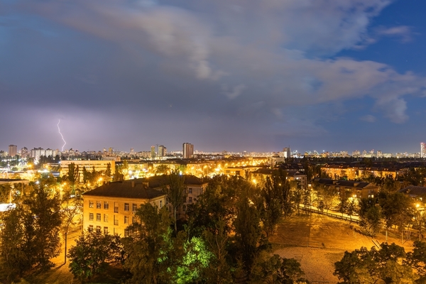 Шквальный дождь в Киеве: затоплены станции метро (видео)
