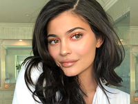 Бикини золотого цвета лучше всего подчеркивает загар: пример от Кайли Дженнер