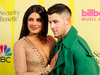 Приянка Чопра и Ник Джонас показали архивные фото с помолвки