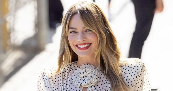 Лучший летний наряд в стиле 80-х: Марго Робби восхитила платьем в горошек