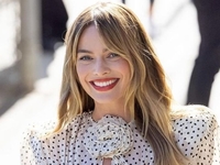 Лучший летний наряд в стиле 80-х: Марго Робби восхитила платьем в горошек