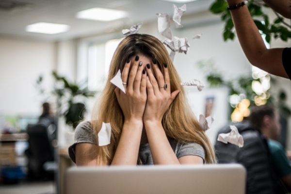 Любую обезьяну можно обучить твоей работе: буллинг в офисе, что делать?