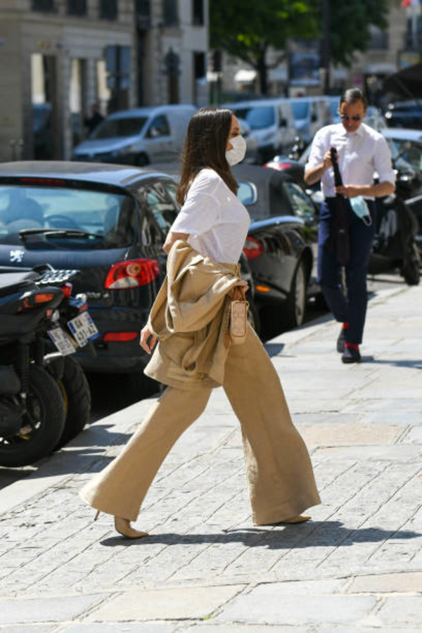 Анджелина Джоли прогулялась по Парижу в стильном льняном костюме
