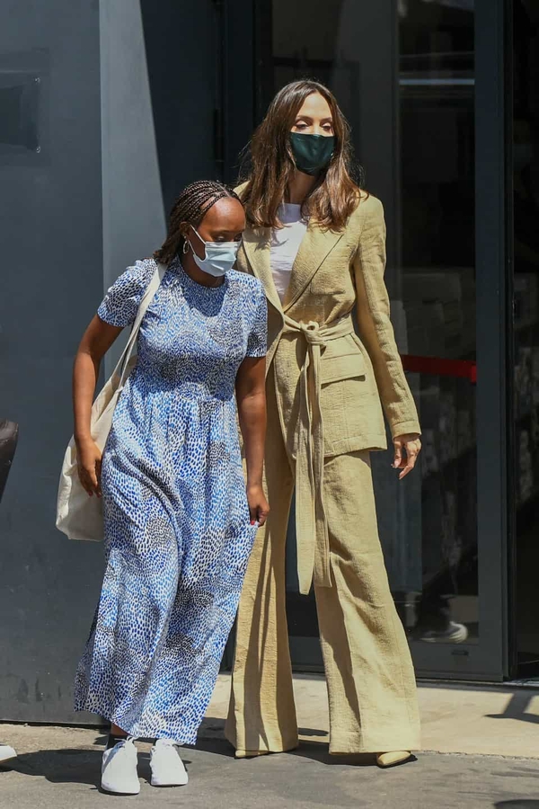 Анджелина Джоли прогулялась по Парижу в стильном льняном костюме