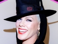 Певица Pink взяла на себя штраф гандболисток, которые отказались играть в бикини