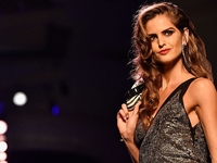 В модных джинсах и топлесс: Изабель Гулар восхитила фолловеров