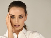 Как носить широкий белый костюм с корсетом: показывает Ксения Мишина