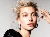 Вечерний лук: Хейли Бибер выбирает бархатное платье с кружевным подолом