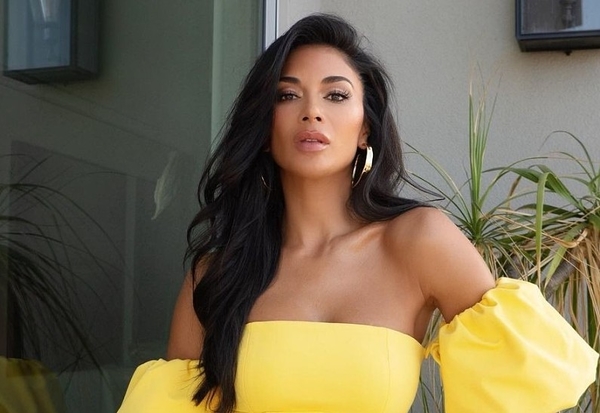 Как носить костюм неонового цвета: показывает Николь Шерзингер