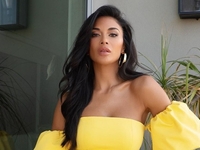 Как носить костюм неонового цвета: показывает Николь Шерзингер