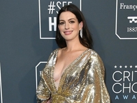 Энн Хэтэуэй показывает, какая куртка будет в моде этой осенью