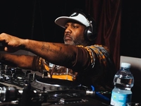 От коронавируса умер известный диджей Пол Джонсон