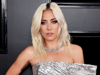 Леди Гага гуляет по Нью-Йорку в сапогах, на которых невозможно даже стоять