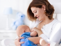 ВОЗ: вакцинация кормящей матери не представляет угрозу младенцу