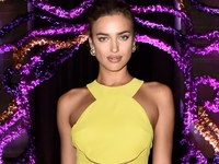 Неоновый бикини и невозможные ботфорты: Ирина Шейк отдыхает на Ибице