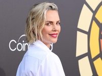 Шарлиз Терон отметила 46-летие на вечеринке в стиле восьмидесятых