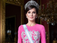 Нереальный выход: королева Летиция в полупрозрачном черном платье