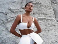 Чарующая красота: Тина Кунаки в прозрачном платье Jean Paul Gaultier