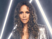 Холли Берри сломала два ребра на съемочной площадке