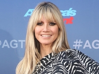 Хайди Клум в комбинезоне лимонного цвета и в самой смешной обуви