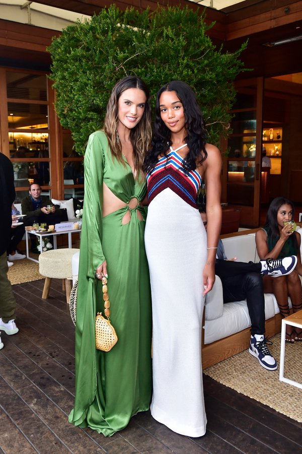 Роскошь в чистом виде: Алессандра Амбросио в невероятном изумрудном платье