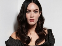 Роковая красотка: Меган Фокс в красном с головы до ног