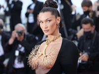 Белла Хадид в удивительном платье с эффектом насквозь промокшей ткани