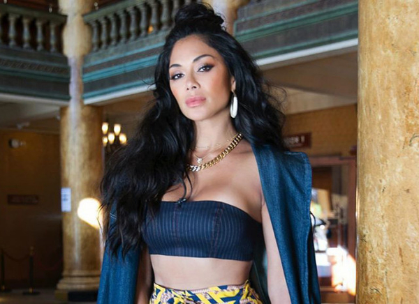 В цветах лета: Николь Шерзингер в самом красивом платье с пайетками