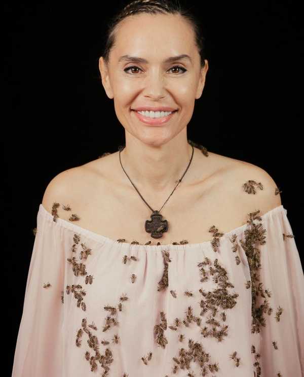 Дочь Виктора Ющенко повторила фотосессию Анджелины Джоли с пчелами