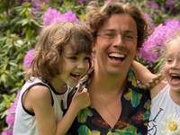 Как собрать детей в школу: Максим Галкин записал видео с дочерью и сыном