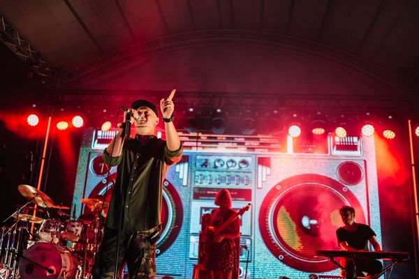 Настоящий рок-н-ролл: «Бумбокс» зафиналили выступление прыжком в воду