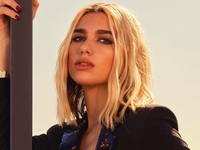 Самые модные и удобные брюки осени 2021: показывает Дуа Липа