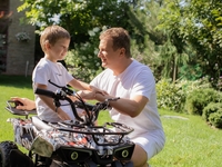 Фотосессия у Горбунова дома: Звездный папа появился на обложке с сыном