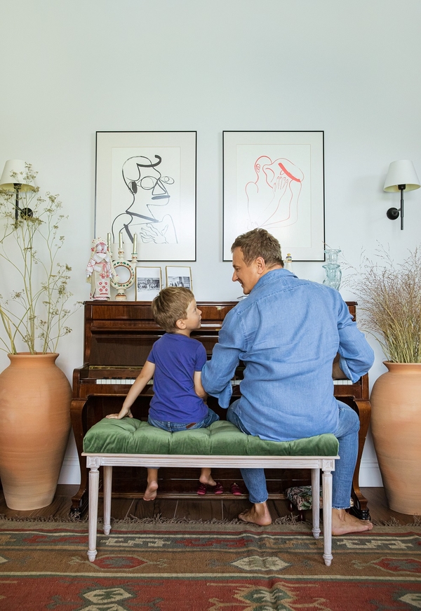 Фотосессия у Горбунова дома: Звездный папа появился на обложке с сыном