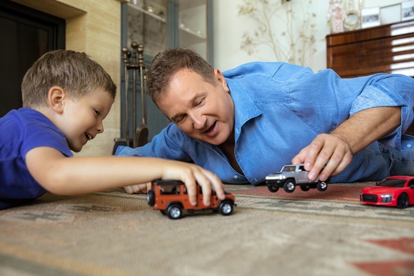 Фотосессия у Горбунова дома: Звездный папа появился на обложке с сыном