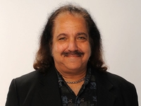 Известного порноактера обвинили в 12 случаях изнасилования: подробности