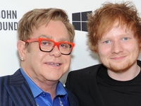 Эд Ширан сделал пошлый подарок Элтону Джону