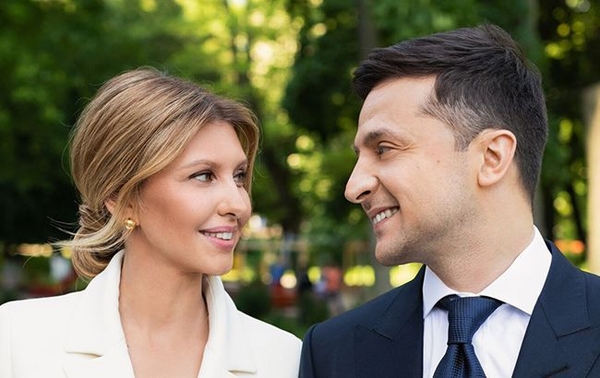 Образ дня: Елена Зеленская прибыла в США в небесно-голубом костюме