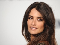 Пенелопа Крус в самом модном костюме осени 2021