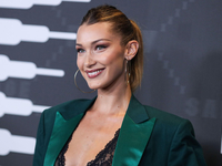 Какие сапоги носить осенью 2021: показывает Белла Хадид