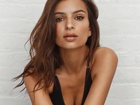 Эмили Ратаковски разделась для бренда Рианны