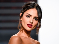 Эйса Гонсалес в платье с «ресницами», которое загипнотизирует каждого