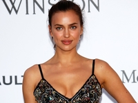 С чем носить самую модную обувь этой осени: показывает Ирина Шейк